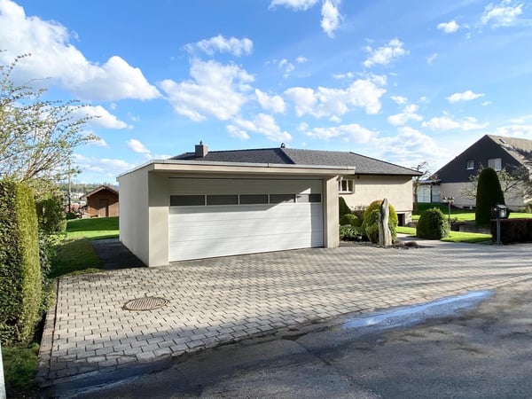 Renoviertes Einfamilienhaus mit Grünblick, Doppelgarage, Cheminée und grossem Grundstück 8