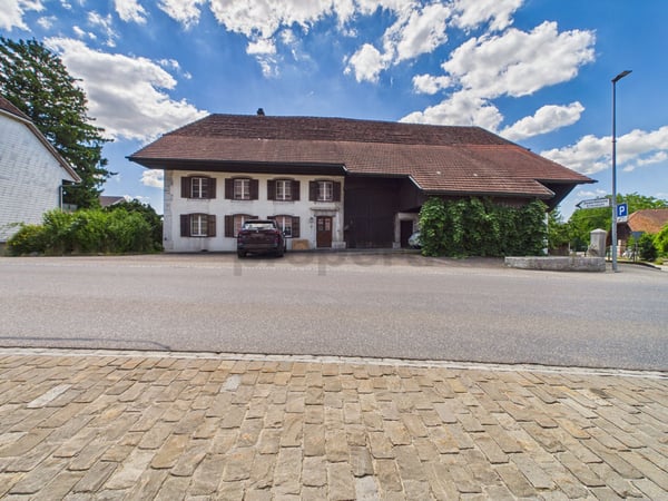 Historisches 4.5-Zimmer-Bauernhaus mit Charme, Pferdestall und grossem Garten in Attiswil 1