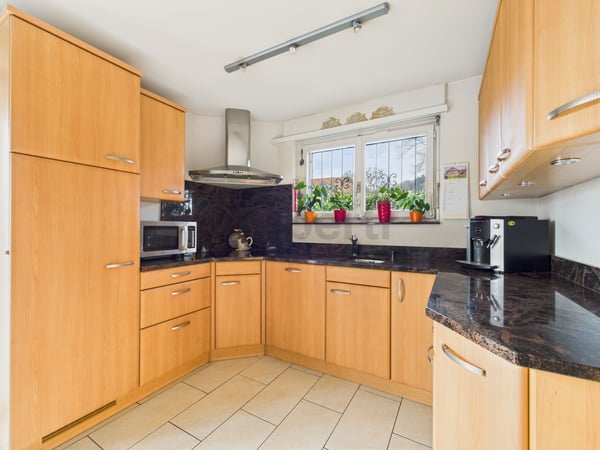 4.5-Zi.-Einfamilienhaus | Balkon, Doppelgarage und top Lage in Safnern 8