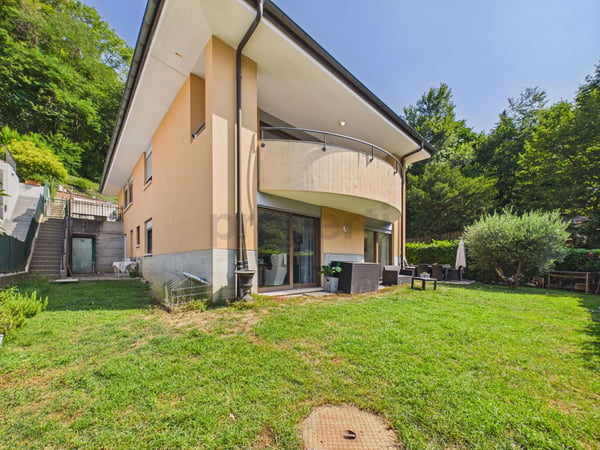 Esclusiva villa con piscina, ampio giardino e accesso a spiaggia privata a Figino