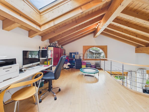 Doppelgarage plus 3 Aussenparkplätze, gemütlicher Kamin und fantastisches Bergpanorama 10