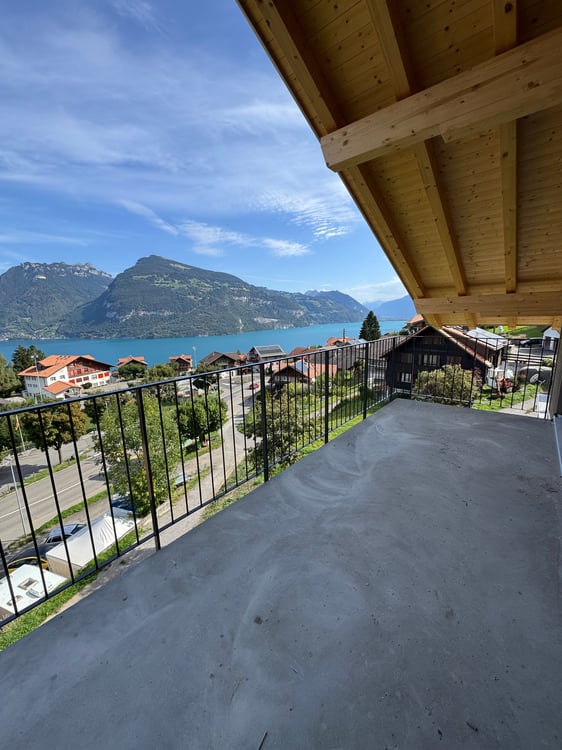 Herrliche Sicht auf den Thunersee, Grosszügiger Balkon mit Panoramablick, Erstbezug im Neubau mit vier Einheiten 5