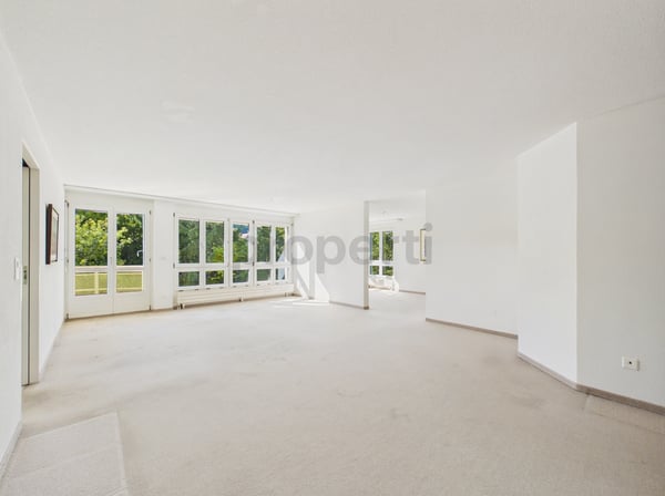 Lichtdurchflutetes Raumwunder, Vier Schlafzimmer und zwei Bäder, Einstellhallenplatz und Lift 1