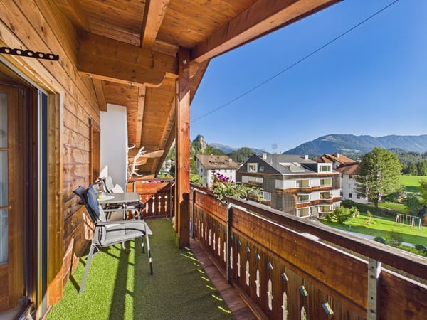 Süd-Balkon mit herrlicher Bergsicht: Gemütliches Dachgeschoss, Parkplatz inklusive, nah am Crestasee. Zweitwohnsitz möglich 9