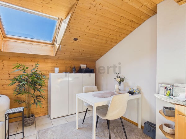 Süd-Balkon mit herrlicher Bergsicht: Gemütliches Dachgeschoss, Parkplatz inklusive, nah am Crestasee. Zweitwohnsitz möglich 2