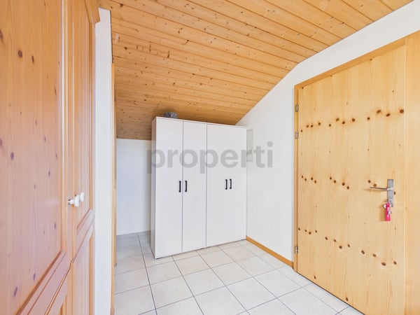 Süd-Balkon mit herrlicher Bergsicht: Gemütliches Dachgeschoss, Parkplatz inklusive, nah am Crestasee. Zweitwohnsitz möglich 5