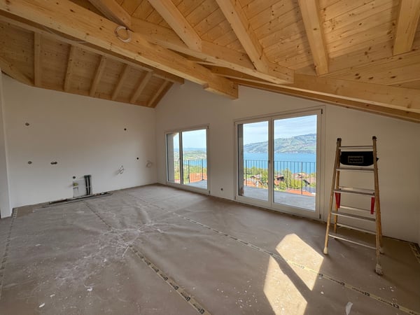 Herrliche Sicht auf den Thunersee, Grosszügige Terrasse (ca. 30 m²), Erstbezug im Neubau mit vier Einheiten 2