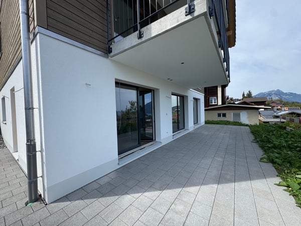 Herrliche Sicht auf den Thunersee, Grosszügige Terrasse (ca. 30 m²), Erstbezug im Neubau mit vier Einheiten 4