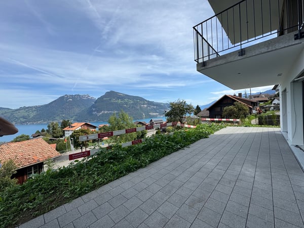 Herrliche Sicht auf den Thunersee, Grosszügige Terrasse (ca. 30 m²), Erstbezug im Neubau mit vier Einheiten 1