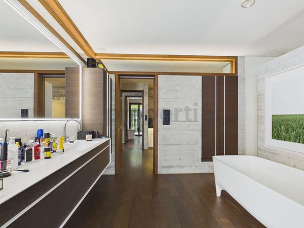 Exklusive Terrassenwohnung mit Blick ins Grüne und auf die Limmat, eine Oase mit privatem Pool und grosszügigen Räumlichkeiten 8