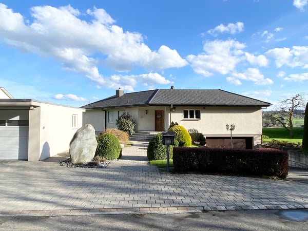 Renoviertes Einfamilienhaus mit Grünblick, Doppelgarage, Cheminée und grossem Grundstück