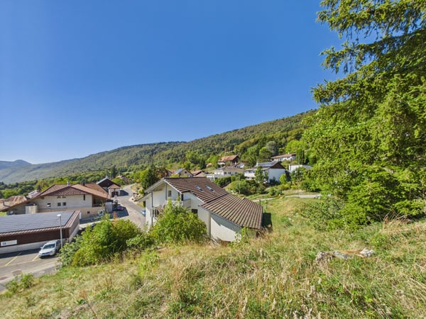 Terrain constructible de 901 m² au centre du village, Projet autorisé pour 2 appartements, Possibilité de parcelle individuelle 2