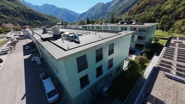 Spazio Commerciale / Ufficio di Prestigio in Stabile Moderno (2017) con Posti Auto in Garage 5