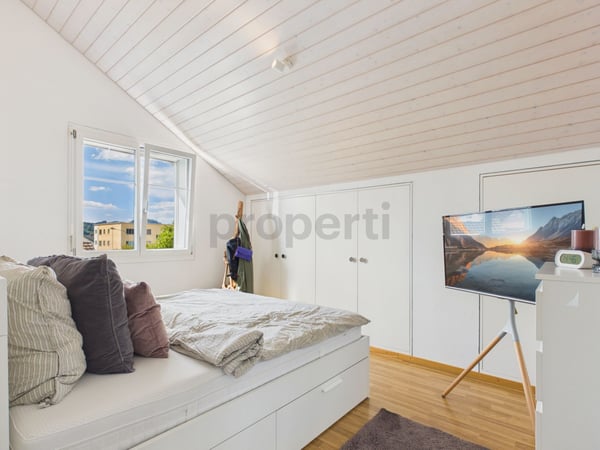 Helle 4.5-Zimmer-Dachwohnung mit 2 Bädern & Parkplätzen inklusive 8