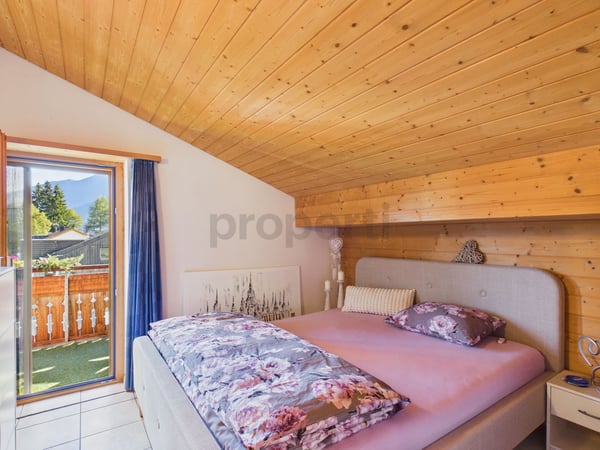 Süd-Balkon mit herrlicher Bergsicht: Gemütliches Dachgeschoss, Parkplatz inklusive, nah am Crestasee. Zweitwohnsitz möglich 6