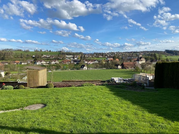 Renoviertes Einfamilienhaus mit Grünblick, Doppelgarage, Cheminée und grossem Grundstück 11