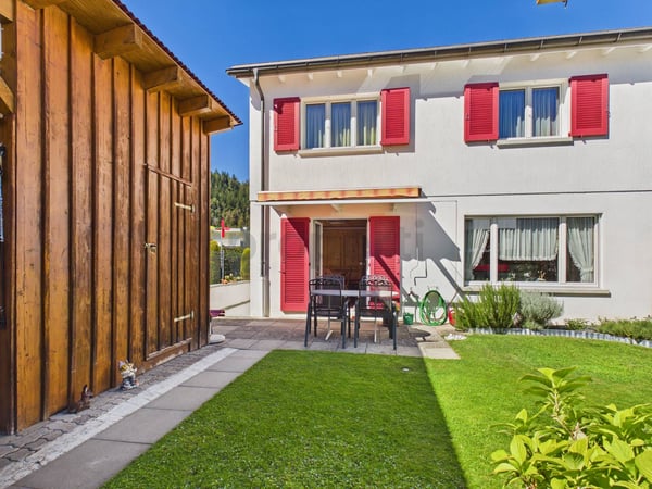 Ein Zuhause zum Wohlfühlen mit Gartensitzplatz, Pergola und Gemüsegarten 1