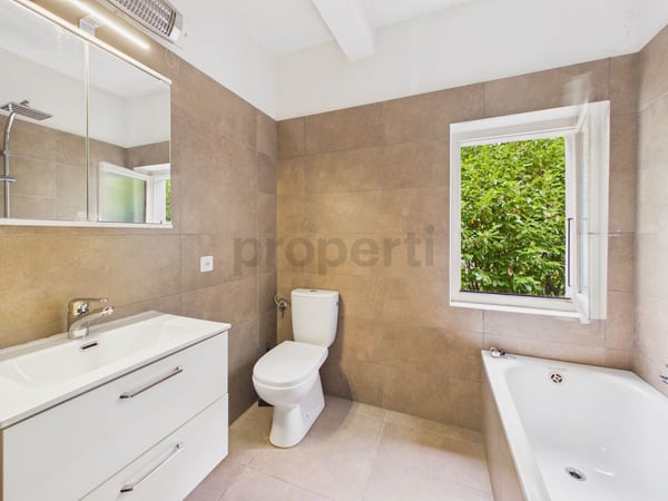 Casa bifamiliare con vista panoramica in zona residenziale di Cugnasco 11