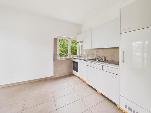 Casa bifamiliare con vista panoramica in zona residenziale di Cugnasco 4