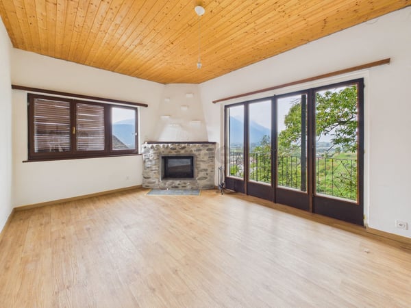 Casa bifamiliare con vista panoramica in zona residenziale di Cugnasco 2