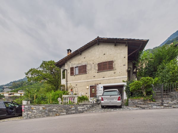 Casa bifamiliare con vista panoramica in zona residenziale di Cugnasco 1