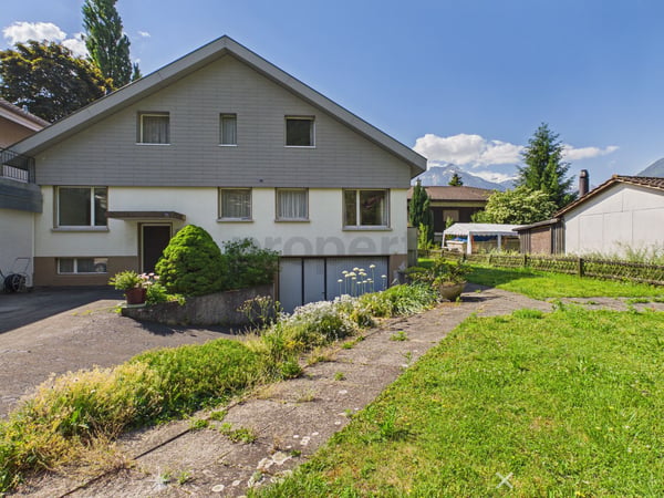 Grosszuegiges 6.5-Zimmer Einfamilienhaus mit Garten an einzigartiger Lage an der Aare in Interlaken 1