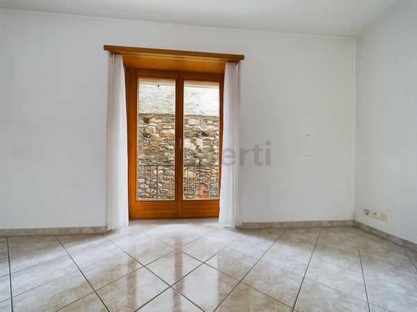 Gebäude mit 4 Wohneinheiten im Zentrum von Losone/ Vendesi palazzina di 4 unità immobiliari nel nucleo di Losone. 5