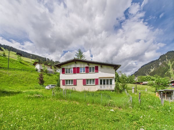 Spektakuläre Bergsicht, Viel Privatsphäre & Hohes Wertsteigerungspotenzial im Safiental! 12