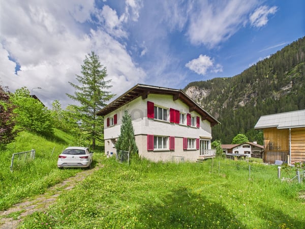 Spektakuläre Bergsicht, Viel Privatsphäre & Hohes Wertsteigerungspotenzial im Safiental! 1