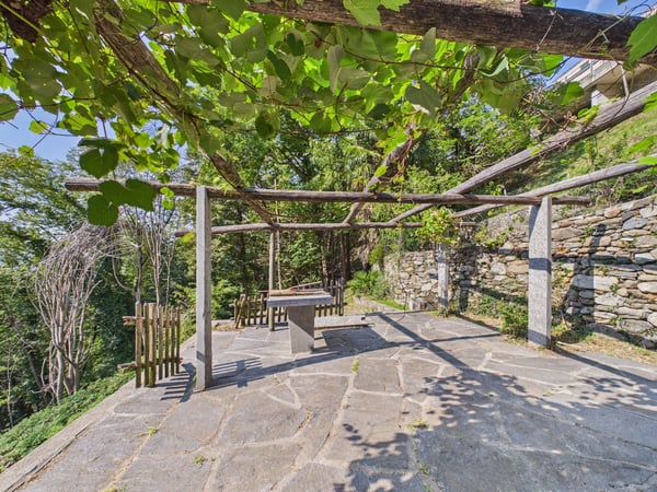 Splendida Vista sulla Valle Morobbia, Giardino con Pergola & Potenziale di Risanamento! 6