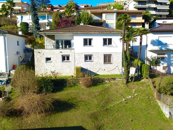 Villa Soleggiata con Vista Mozzafiato 12