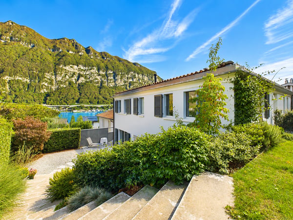 Luminosa villa unifamiliare con 5.5 locali a Riva San Vitale, TI 1