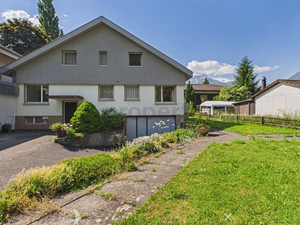 Grosszuegiges 6.5-Zimmer Einfamilienhaus mit Garten an einzigartiger Lage an der Aare in Interlaken 1
