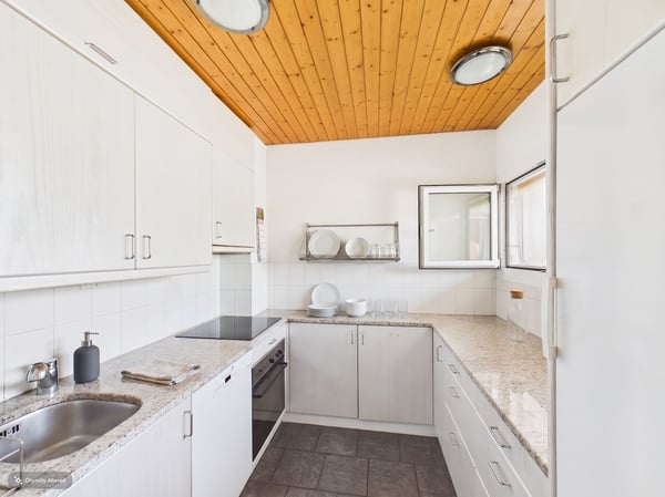 Maisonette-Traum auf zwei Ebenen: Renoviert mit Fussbodenheizung, Balkone und Einstellhallenplatz 2