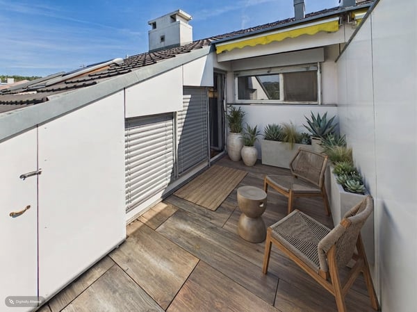 Maisonette-Traum auf zwei Ebenen: Renoviert mit Fussbodenheizung, Balkone und Einstellhallenplatz 9