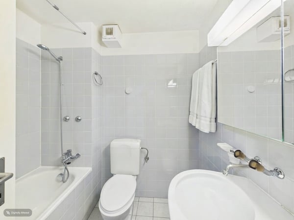 Maisonette-Traum auf zwei Ebenen: Renoviert mit Fussbodenheizung, Balkone und Einstellhallenplatz 8