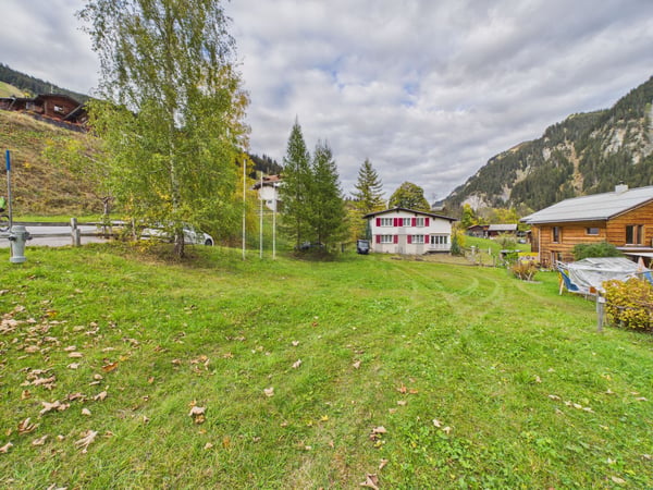 Spektakuläre Bergsicht, Viel Privatsphäre & Hohes Wertsteigerungspotenzial im Safiental! 12