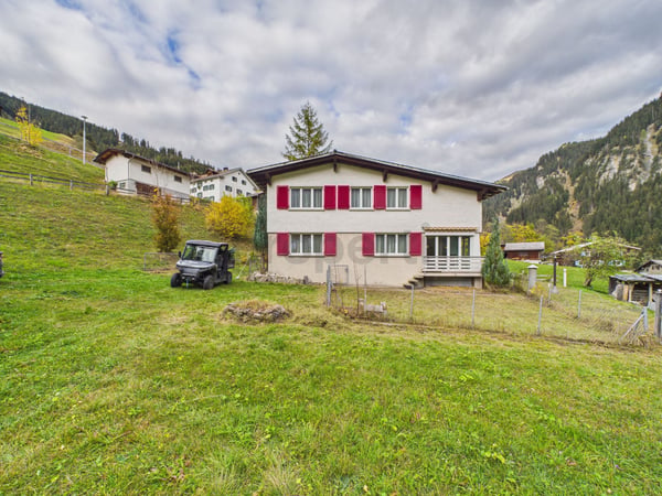 Spektakuläre Bergsicht, Viel Privatsphäre & Hohes Wertsteigerungspotenzial im Safiental! 1