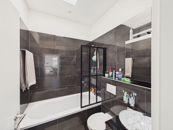 Vue Dégagée sur le Château et les Préalpes, Attique 3 m de Plafond, Balcon 12 m² & Place de Parc Incluse ! 7