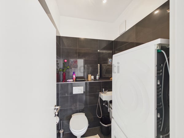 Vue Dégagée sur le Château et les Préalpes, Attique 3 m de Plafond, Balcon 12 m² & Place de Parc Incluse ! 8