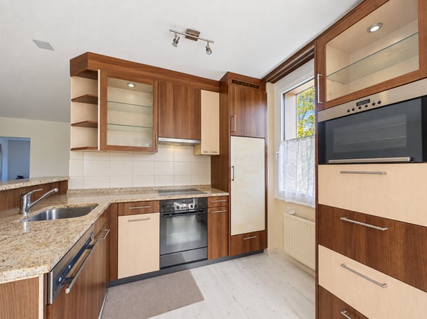 Lichtdurchfluteter Wohnbereich, Gemütlicher Balkon & Zentrale Lage! 2