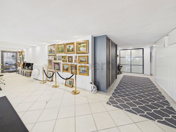 Plus de 380 m² Habitables & Emplacement Prisé au C?ur de Montreux! 9