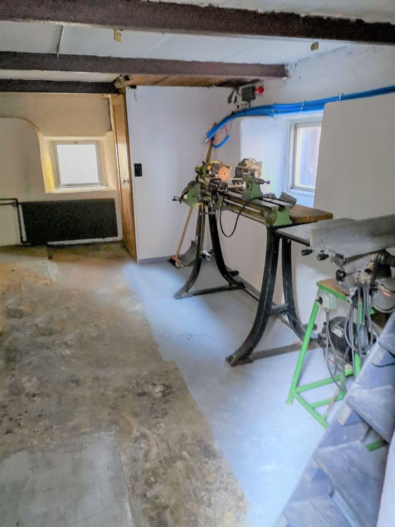 Werkstatt mit Hobby- oder Aufenthaltsraum 7