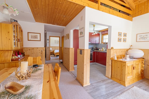 3.5 Zimmer-Ferienwohnung - Alpiner Rückzugsort mit sonnigem Balkon 2