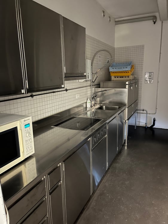 Repräsentatives Gewerbeobjekt mit Lager- und Gewerbeflächen – direkt an der A1! 10