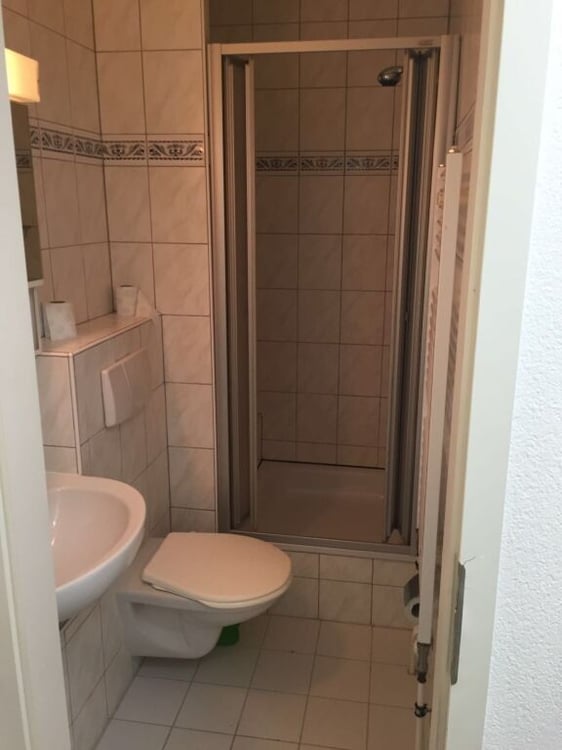Möbliertes Zimmer in 3-Zimmerwohnung (Wohngemeinschaft) im 2. OG zu vermieten 3