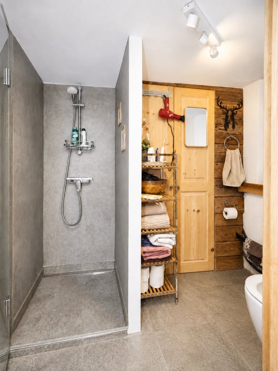 Charmantes 5-Zimmer-Maisonette in Andiast – Rustikales Alpenflair mit modernem Komfort 10