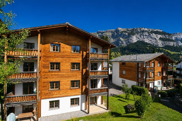 Charmante 3.5-/4.5-Zimmer-Wohnung mit Bergblick in Flims Waldhaus 1