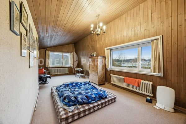 Einfamilienhaus mit grossem Garten an Traumlage 12