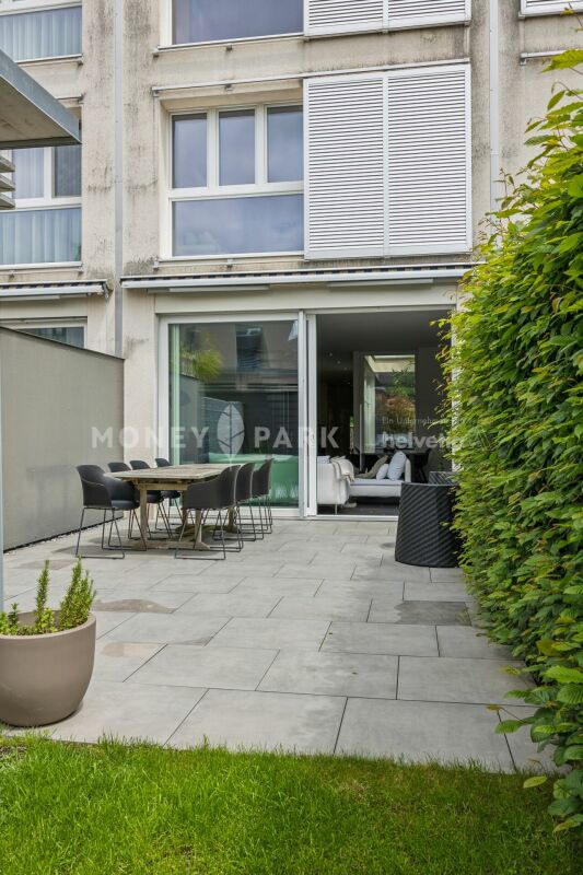 Maison mitoyenne moderne avec atrium, terrasse et jardin
